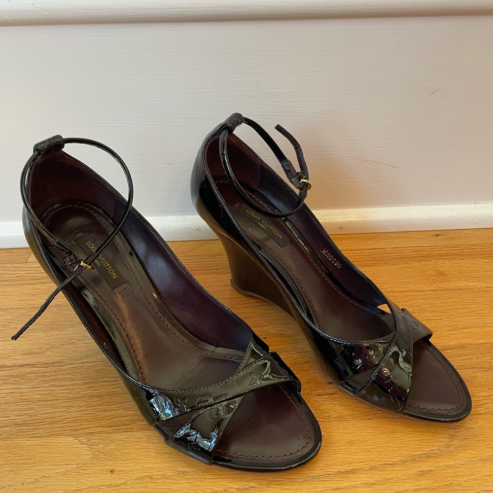 Louis Vuitton Amarante Monogram Vernis Sardegna in Size 37.5